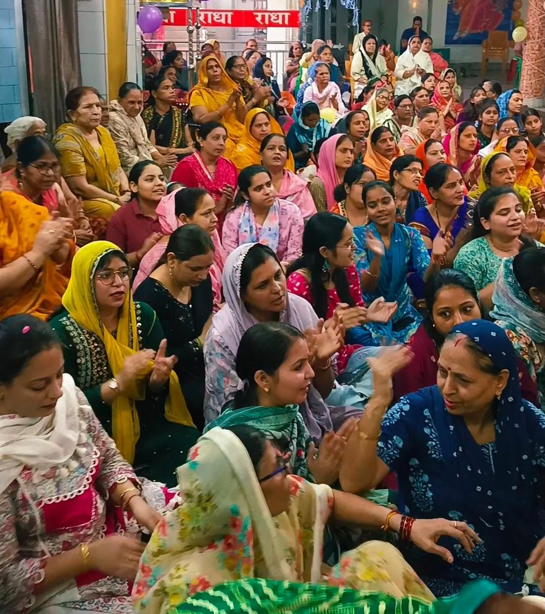 चित्रा सिनेमा परिसर में राधाष्टमी मनाते श्रद्धालु। संवाद चित्रा सिनेमा परिसर में राधाष्टमी मनाते श्रद्धालु। संवाद