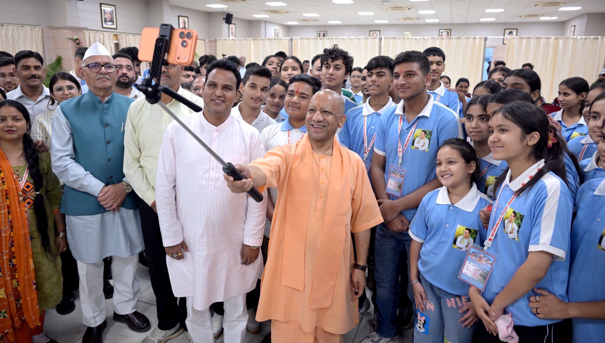 छात्रों ने मुख्यमंत्री आवास पर योगी आदित्यनाथ से मुलाकात की। छात्रों ने मुख्यमंत्री आवास पर योगी आदित्यनाथ से मुलाकात की।
