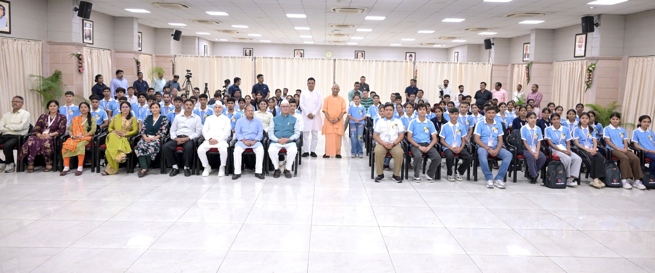 छात्रों ने मुख्यमंत्री आवास पर योगी आदित्यनाथ से मुलाकात की। छात्रों ने मुख्यमंत्री आवास पर योगी आदित्यनाथ से मुलाकात की।