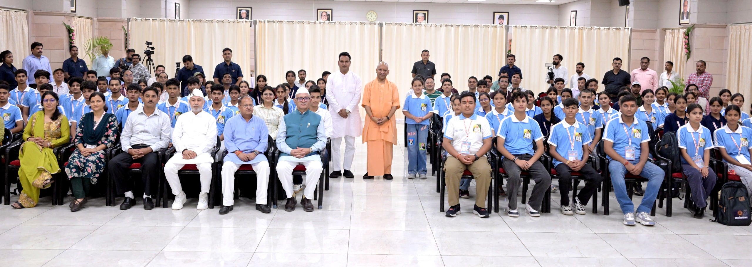 छात्रों ने मुख्यमंत्री आवास पर योगी आदित्यनाथ से मुलाकात की। छात्रों ने मुख्यमंत्री आवास पर योगी आदित्यनाथ से मुलाकात की।