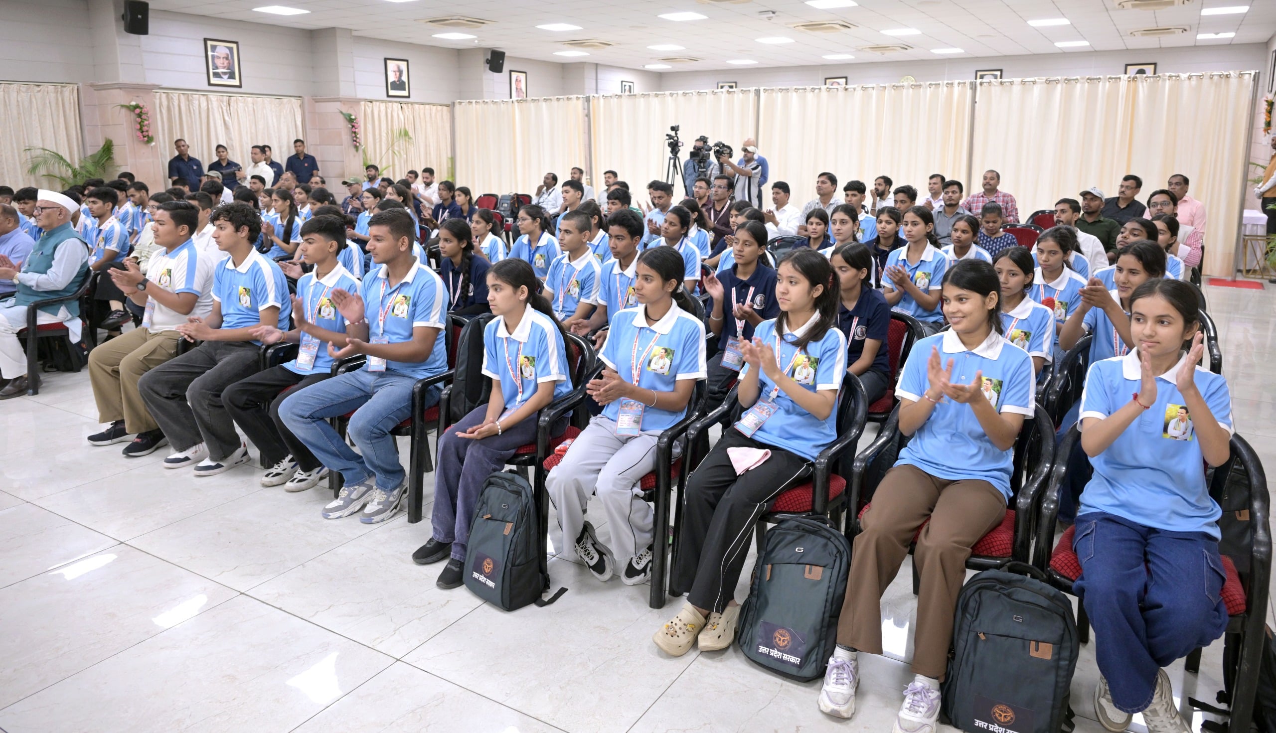 छात्रों ने मुख्यमंत्री आवास पर योगी आदित्यनाथ से मुलाकात की। छात्रों ने मुख्यमंत्री आवास पर योगी आदित्यनाथ से मुलाकात की।