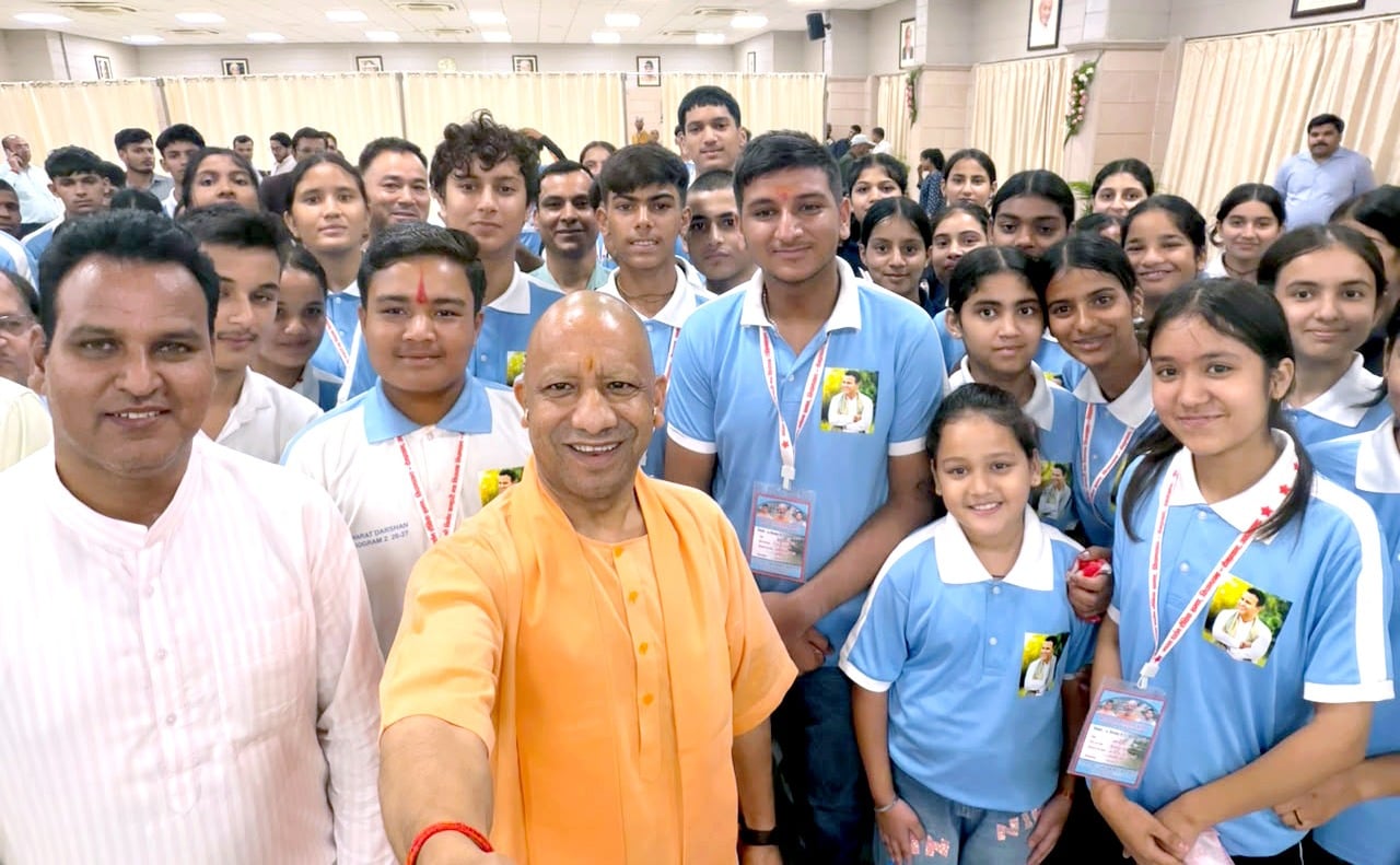 छात्रों ने मुख्यमंत्री आवास पर योगी आदित्यनाथ से मुलाकात की। छात्रों ने मुख्यमंत्री आवास पर योगी आदित्यनाथ से मुलाकात की।