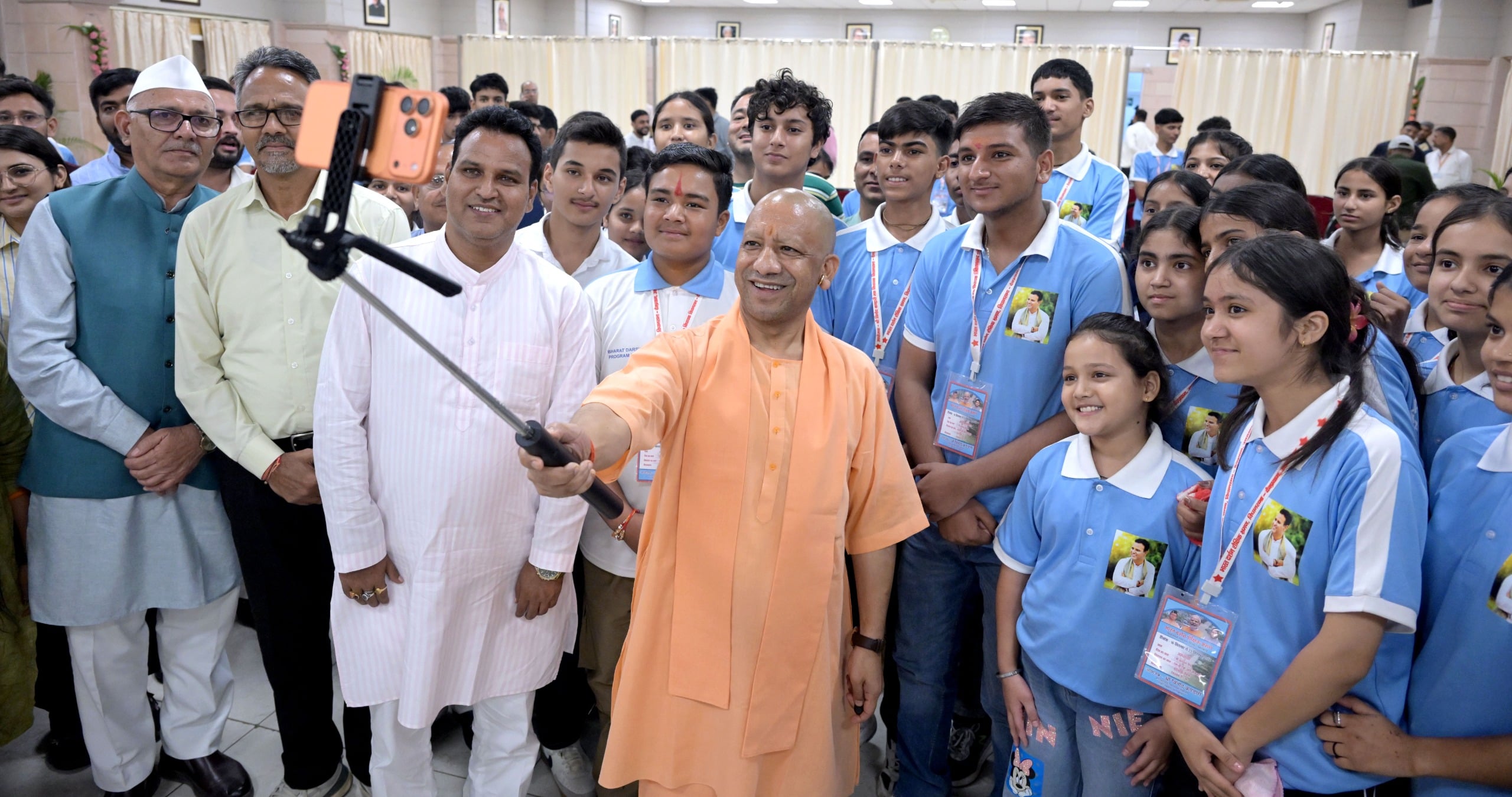 छात्रों ने मुख्यमंत्री आवास पर योगी आदित्यनाथ से मुलाकात की। छात्रों ने मुख्यमंत्री आवास पर योगी आदित्यनाथ से मुलाकात की।