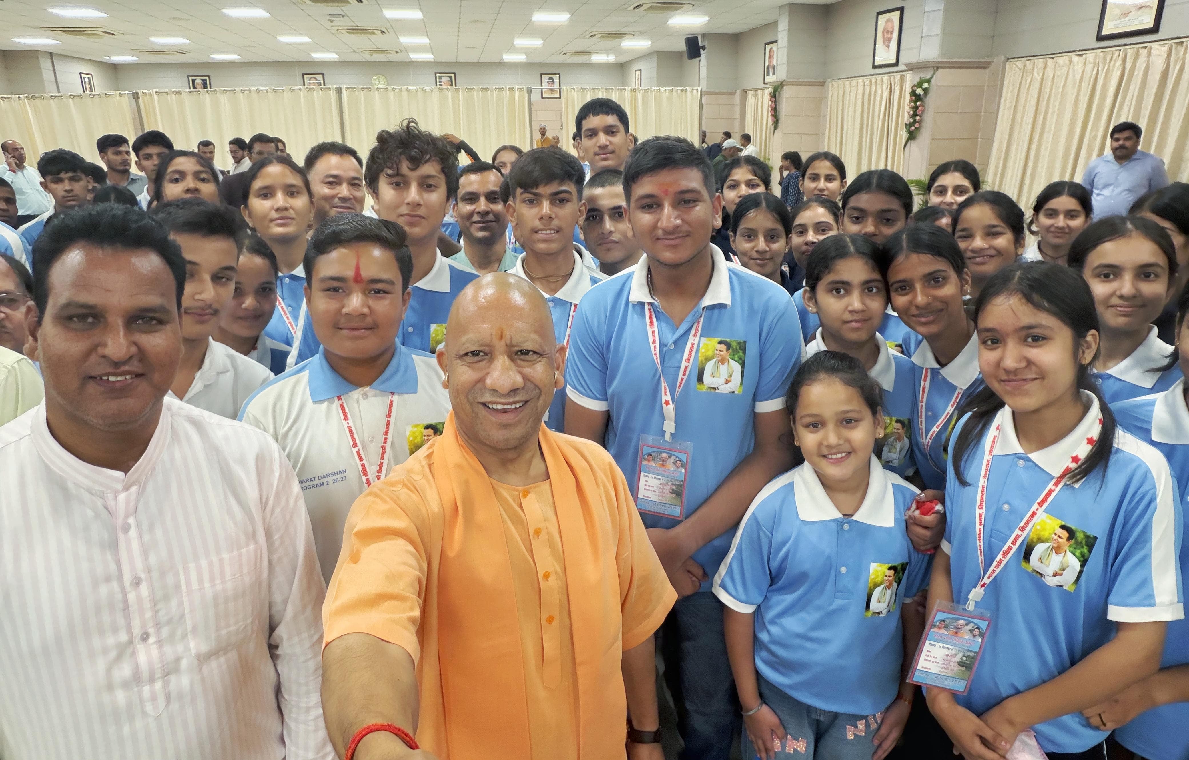 छात्रों ने मुख्यमंत्री आवास पर योगी आदित्यनाथ से मुलाकात की। छात्रों ने मुख्यमंत्री आवास पर योगी आदित्यनाथ से मुलाकात की।