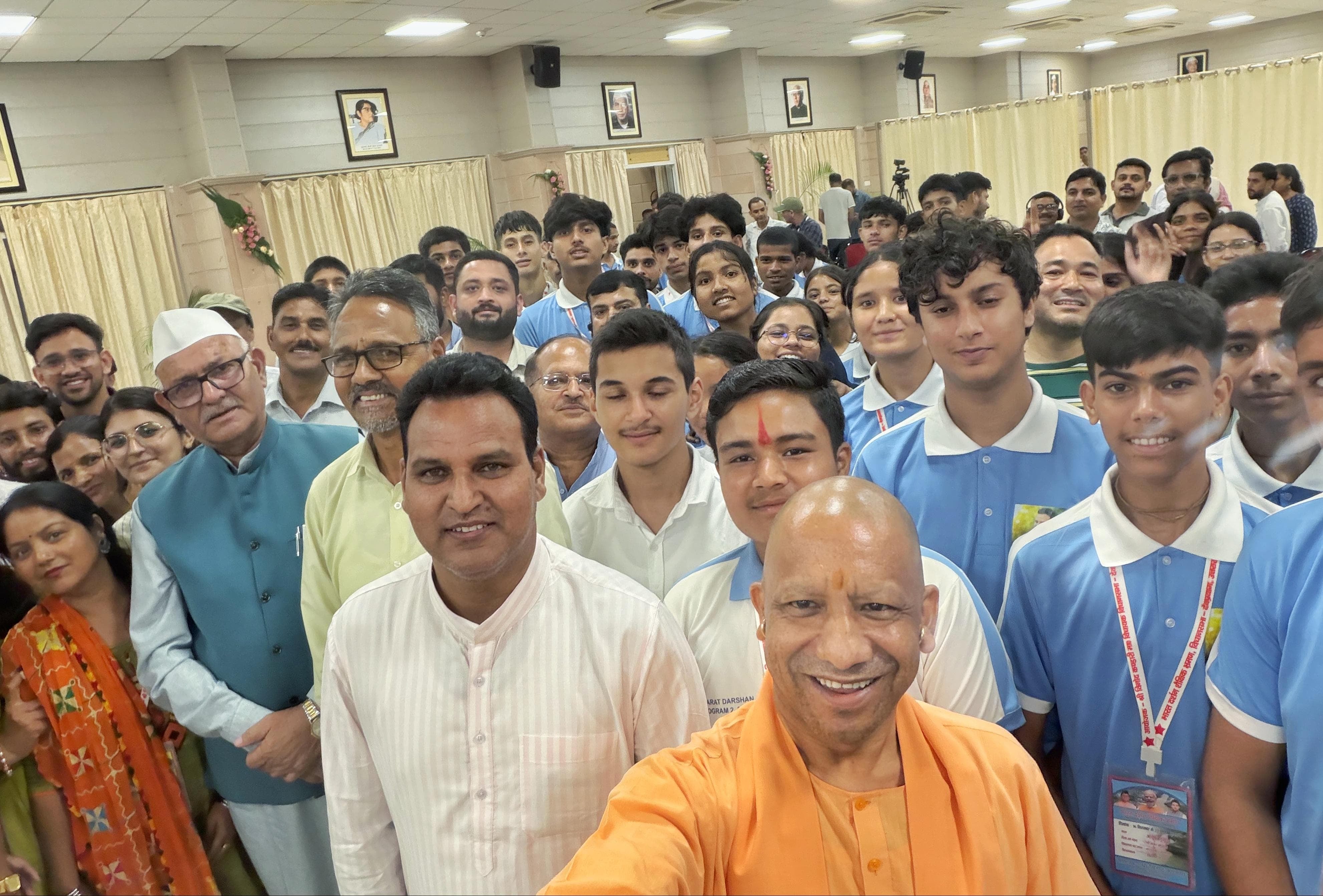 छात्रों ने मुख्यमंत्री आवास पर योगी आदित्यनाथ से मुलाकात की। छात्रों ने मुख्यमंत्री आवास पर योगी आदित्यनाथ से मुलाकात की।