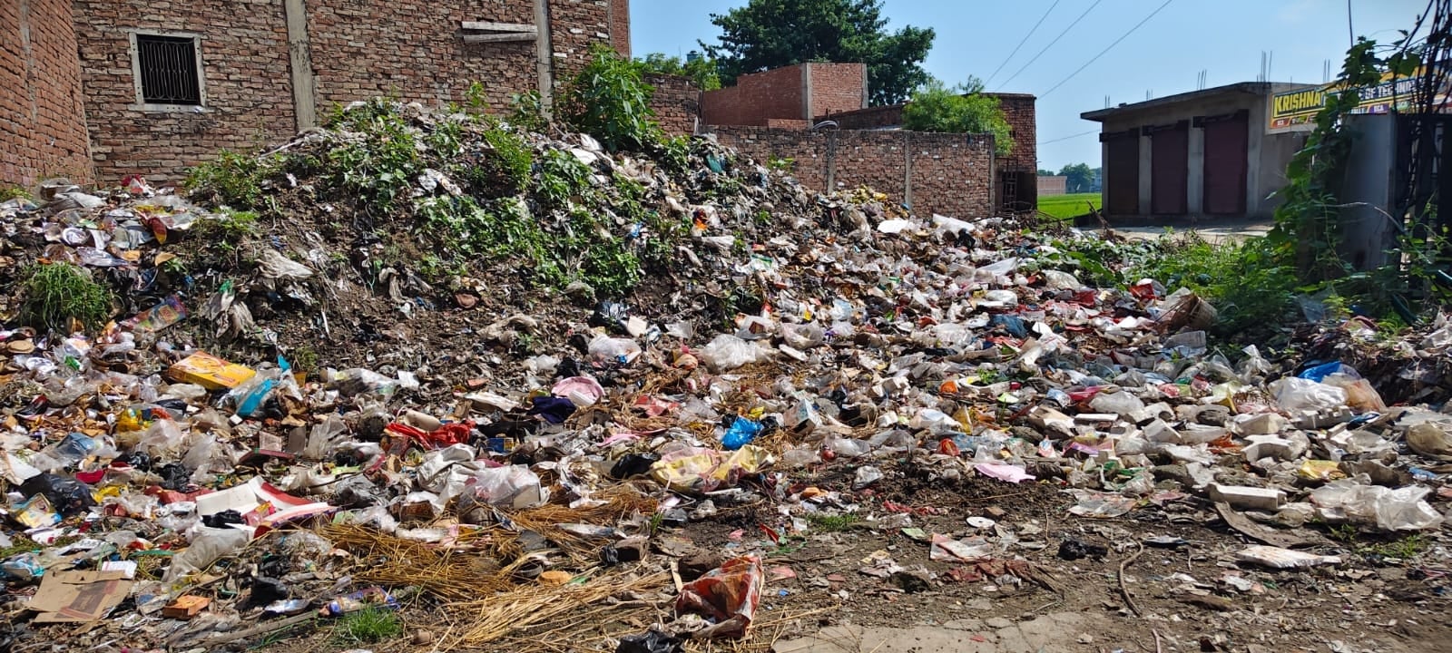 छतवारा में सड़क के किनारे फैला कूड़ा-कचरा। संवाद छतवारा में सड़क के किनारे फैला कूड़ा-कचरा। संवाद