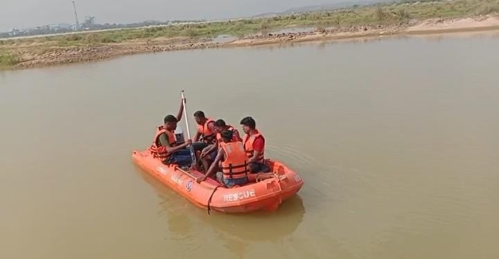 एनीकट में डूबने से पति की मौत बाल बाल बची पत्नी एनीकट में डूबने से पति की मौत बाल बाल बची पत्नी
