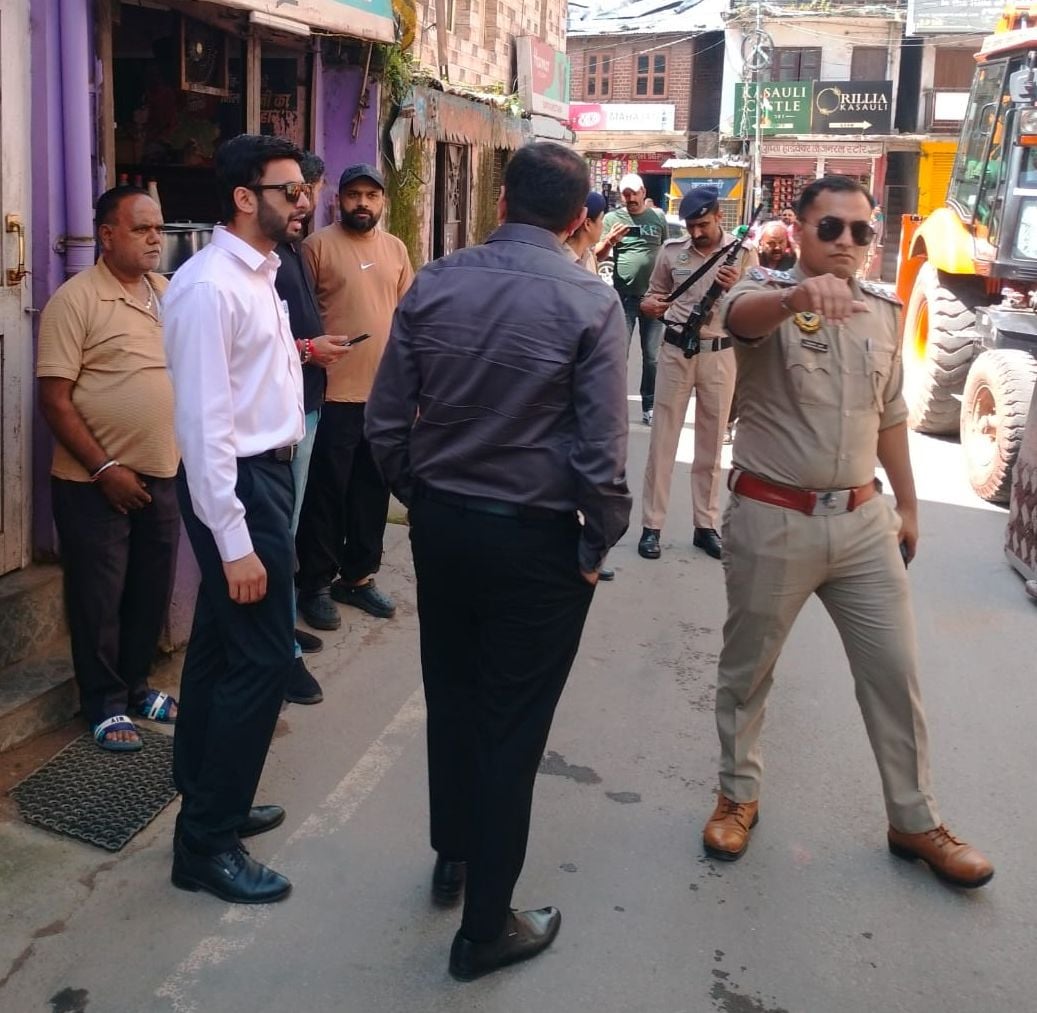 एसडीएम कसौली की अगुवाई में कसौली गढखल रोड पर अतिक्रमण के सामान को ट्रक में लेकर जाते हुए। संवाद एसडीएम कसौली की अगुवाई में कसौली गढखल रोड पर अतिक्रमण के सामान को ट्रक में लेकर जाते हुए। संवाद