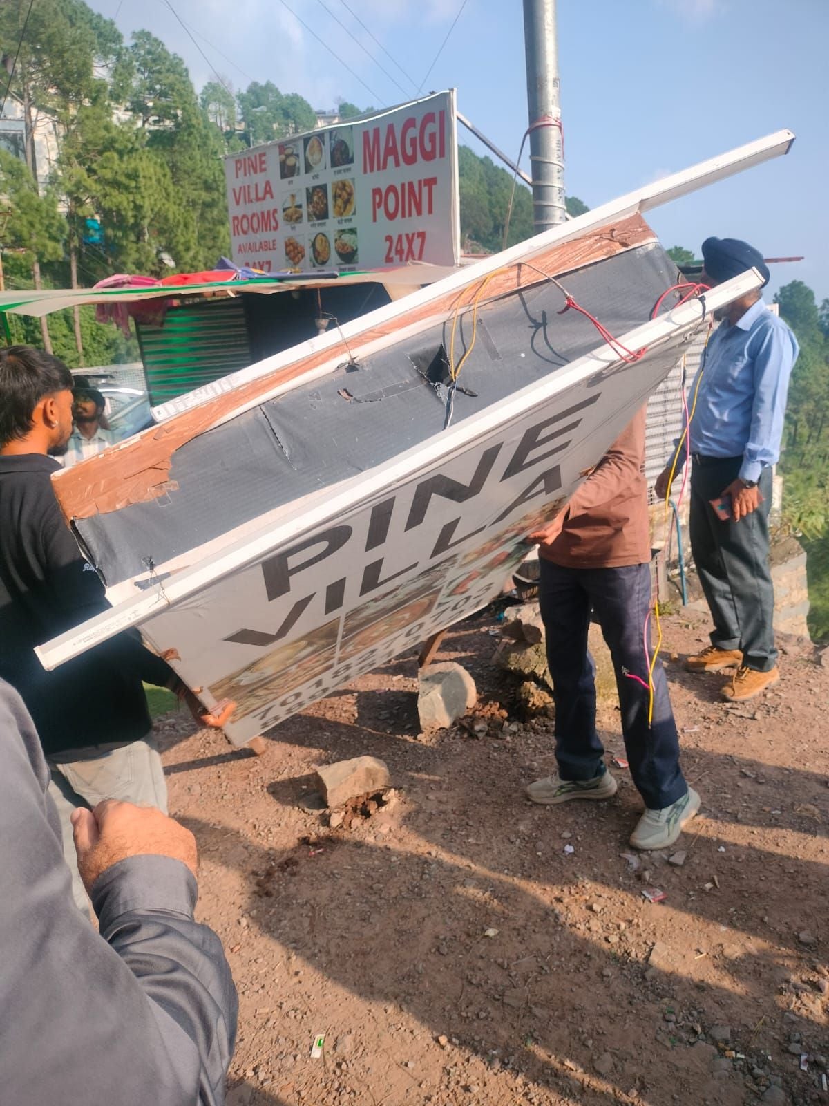 एसडीएम कसौली की अगुवाई में कसौली गढखल रोड पर अतिक्रमण के सामान को ट्रक में लेकर जाते हुए। संवाद एसडीएम कसौली की अगुवाई में कसौली गढखल रोड पर अतिक्रमण के सामान को ट्रक में लेकर जाते हुए। संवाद