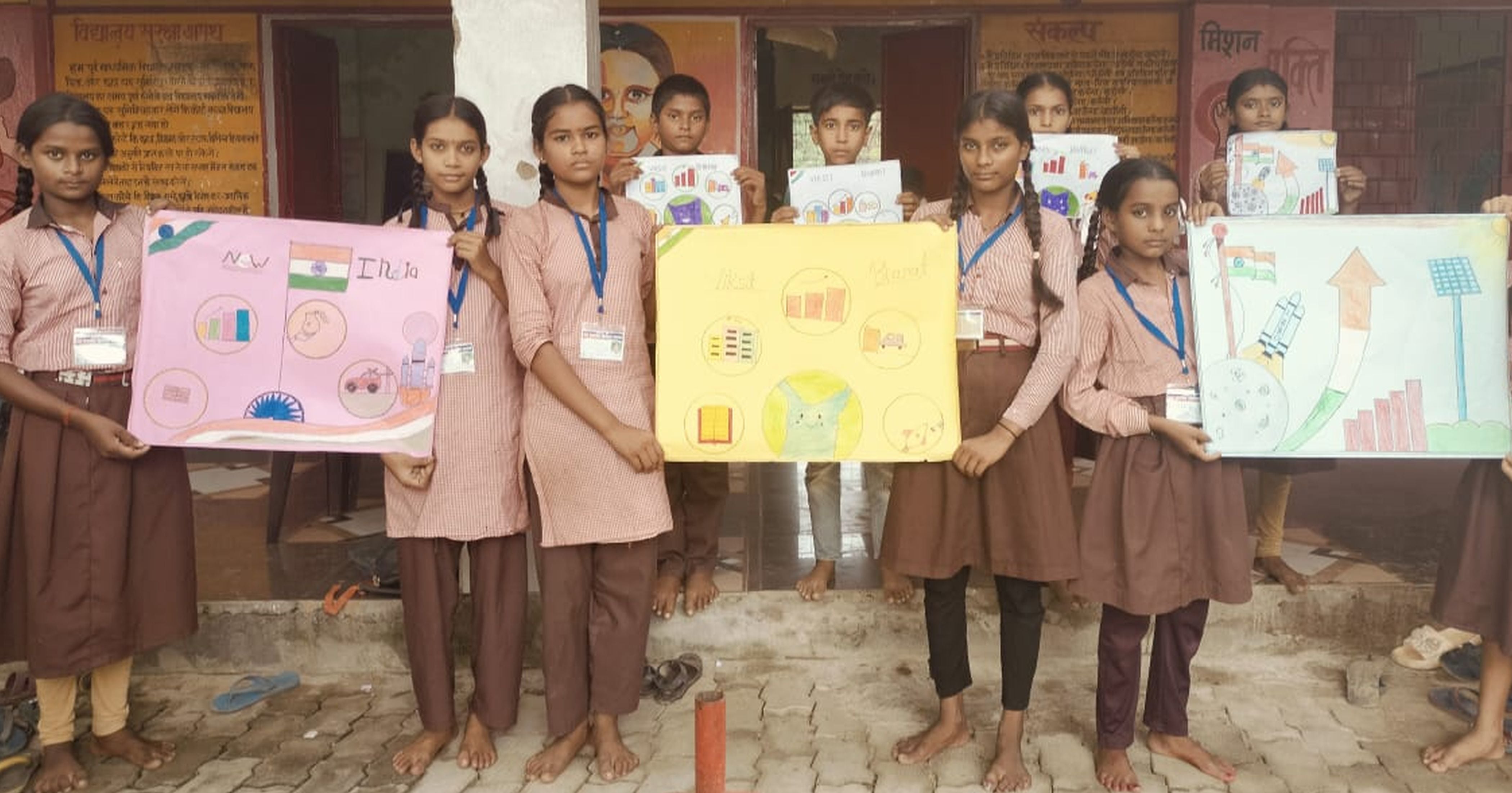 फोटो-04- उच्च प्राथमिक विद्यालय मवइया में पोस्टर दिखासीं छात्राएं। फोटो-04- उच्च प्राथमिक विद्यालय मवइया में पोस्टर दिखासीं छात्राएं।