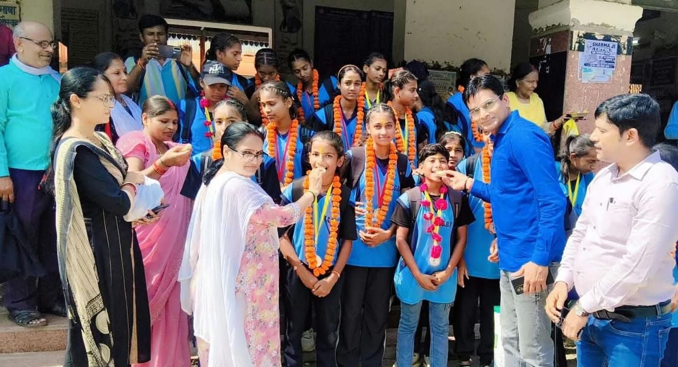 फोटो-06- खागा स्टेशन में छात्राओं का स्वागत करते शिक्षक व अधिकारी।संवाद फोटो-06- खागा स्टेशन में छात्राओं का स्वागत करते शिक्षक व अधिकारी।संवाद