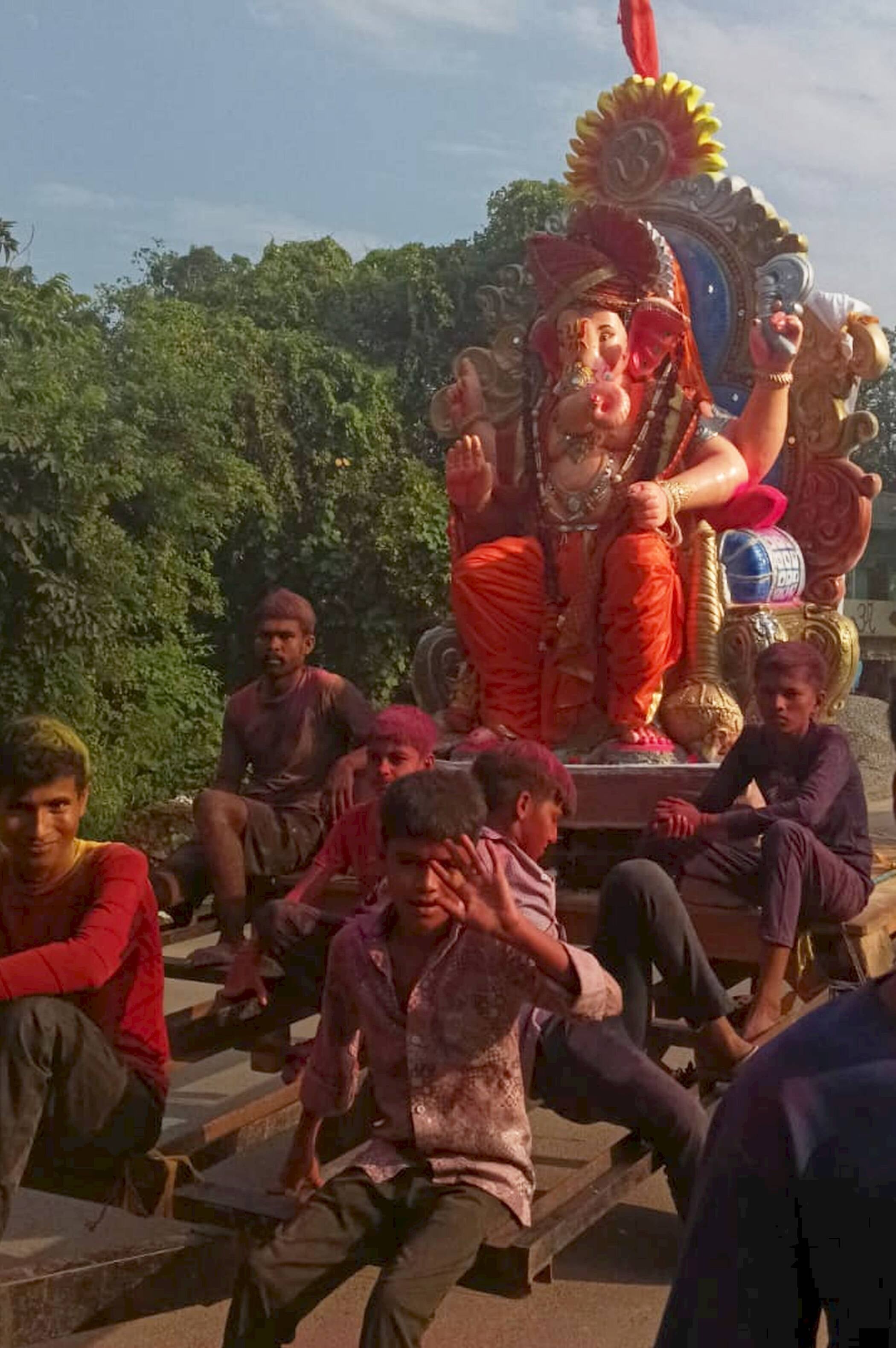 फोटो-14-अमौली में गणपति बप्पा को ले जाते भक्त। संवाद फोटो-14-अमौली में गणपति बप्पा को ले जाते भक्त। संवाद