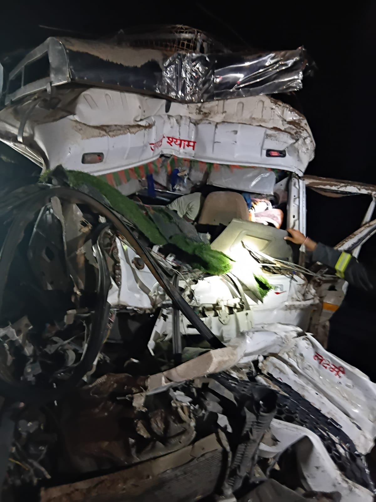 फोटो-17- हादसे के बाद एक्सप्रेसवे पर खड़ी पुलिस। स्रोत:पुलिस फोटो-17- हादसे के बाद एक्सप्रेसवे पर खड़ी पुलिस। स्रोत:पुलिस