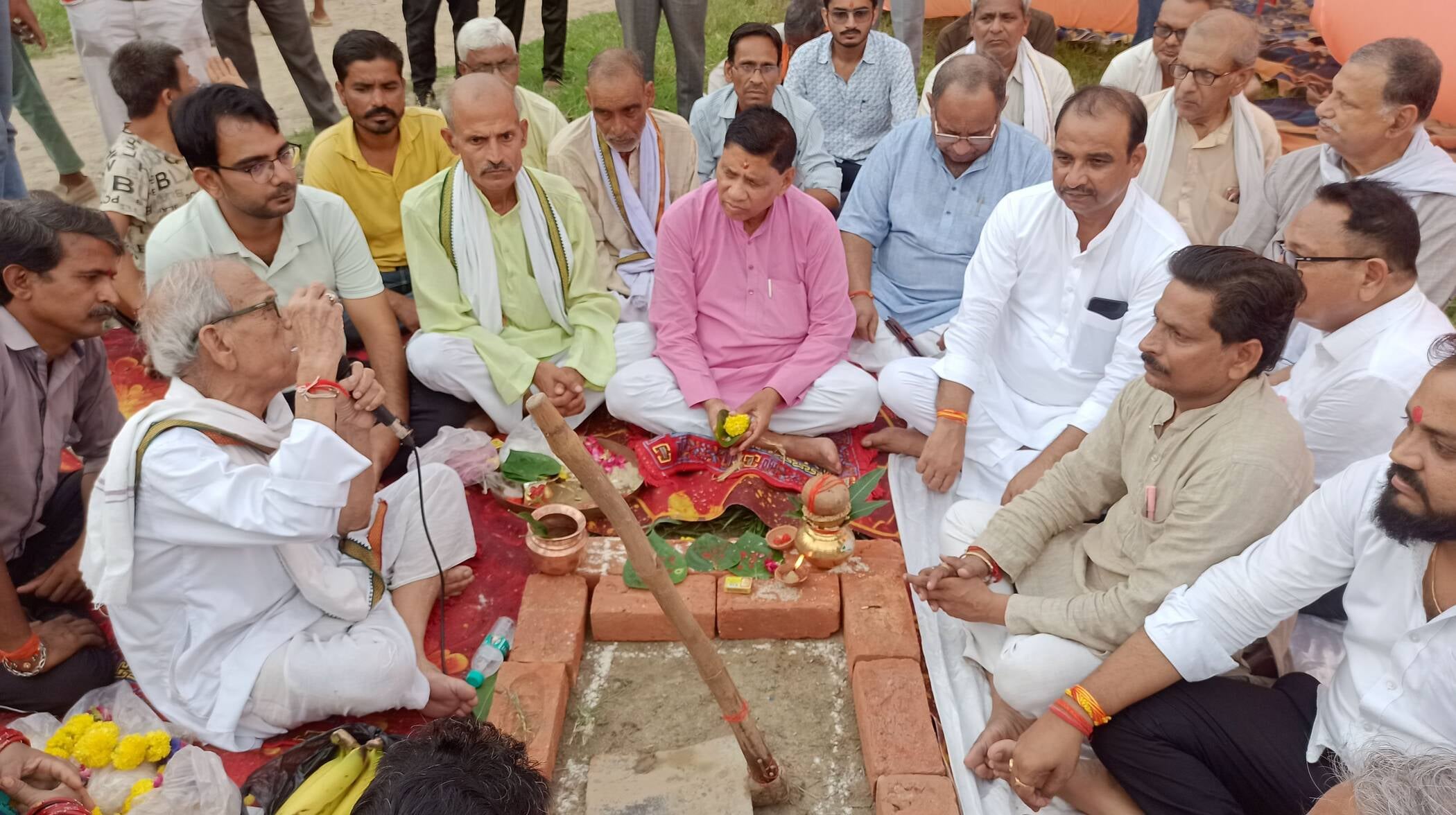 फोटो-18-अमौली कस्बे के रामलीला मैदान में भूमि पूजन करते विधायक। संवाद फोटो-18-अमौली कस्बे के रामलीला मैदान में भूमि पूजन करते विधायक। संवाद