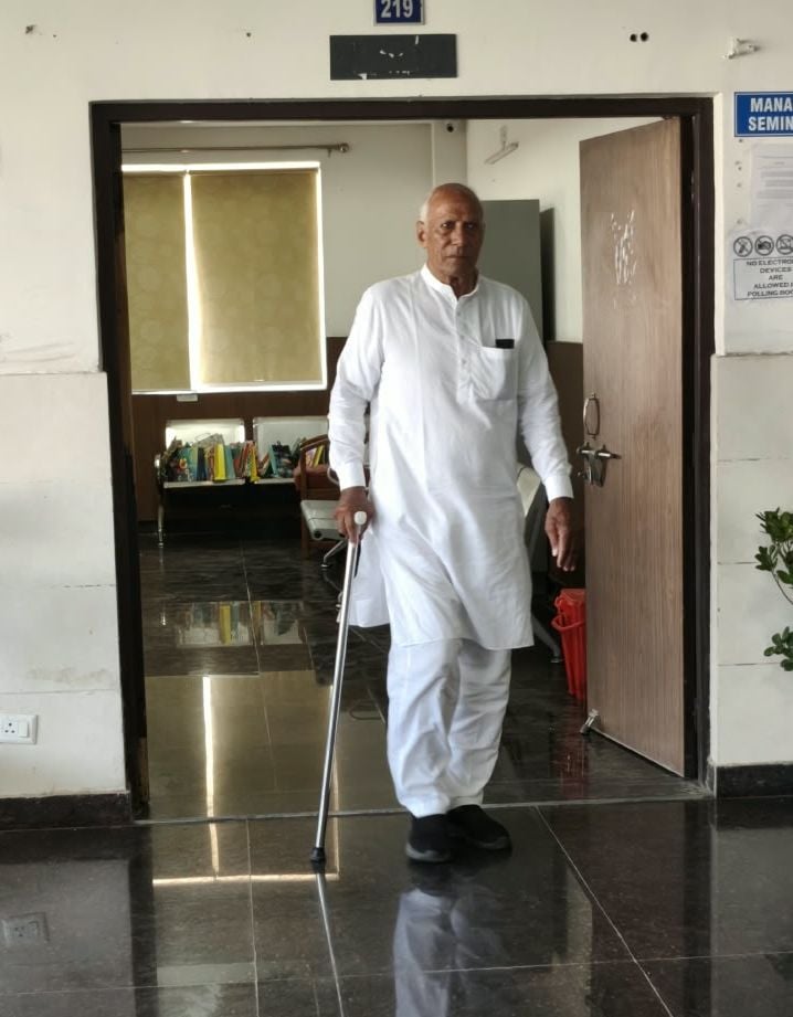 फोटो 20जेएनडी18-सीनेट चुनाव में मतदान करने से पहले बुजुर्ग को जानकारी देते हुए। संवाद फोटो 20जेएनडी18-सीनेट चुनाव में मतदान करने से पहले बुजुर्ग को जानकारी देते हुए। संवाद