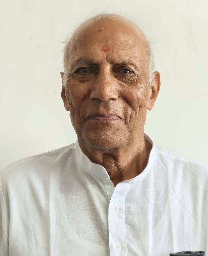 फोटो 20जेएनडी18-सीनेट चुनाव में मतदान करने से पहले बुजुर्ग को जानकारी देते हुए। संवाद फोटो 20जेएनडी18-सीनेट चुनाव में मतदान करने से पहले बुजुर्ग को जानकारी देते हुए। संवाद