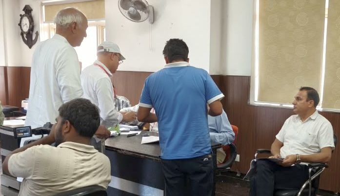 फोटो 20जेएनडी18-सीनेट चुनाव में मतदान करने से पहले बुजुर्ग को जानकारी देते हुए। संवाद फोटो 20जेएनडी18-सीनेट चुनाव में मतदान करने से पहले बुजुर्ग को जानकारी देते हुए। संवाद