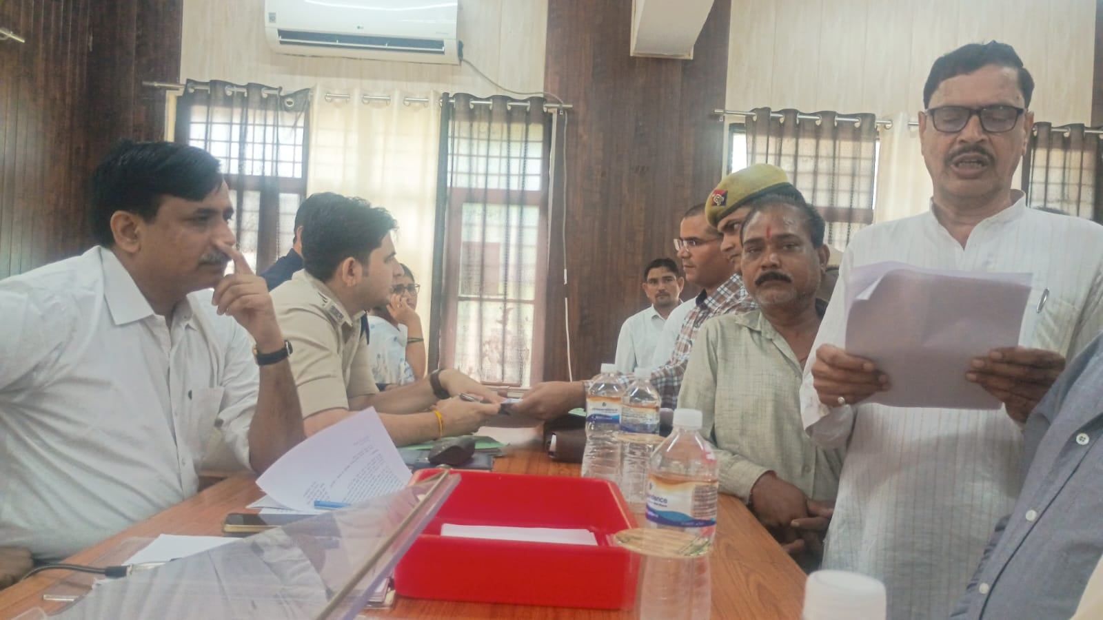 फोटो-21- संपूर्ण समाधान दिवस की जनसुनवाई में अधिकारियों के सामने लगी फरियादियों की भीड़। संवाद फोटो-21- संपूर्ण समाधान दिवस की जनसुनवाई में अधिकारियों के सामने लगी फरियादियों की भीड़। संवाद