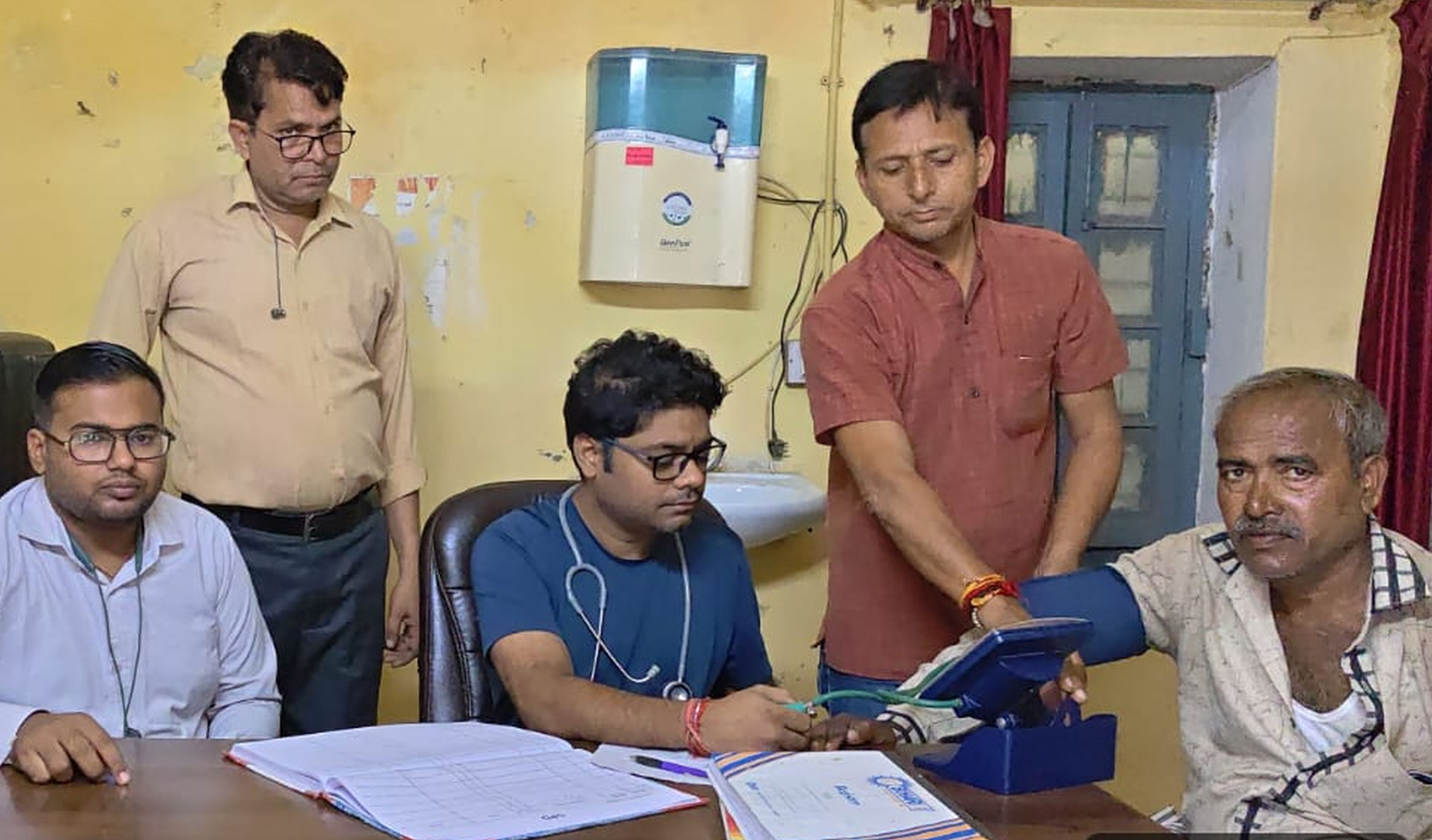 फोटो-23-चौडगरा पीएचसी गोपालगंज में मरीज देखते डाक्टर। संवाद फोटो-23-चौडगरा पीएचसी गोपालगंज में मरीज देखते डाक्टर। संवाद