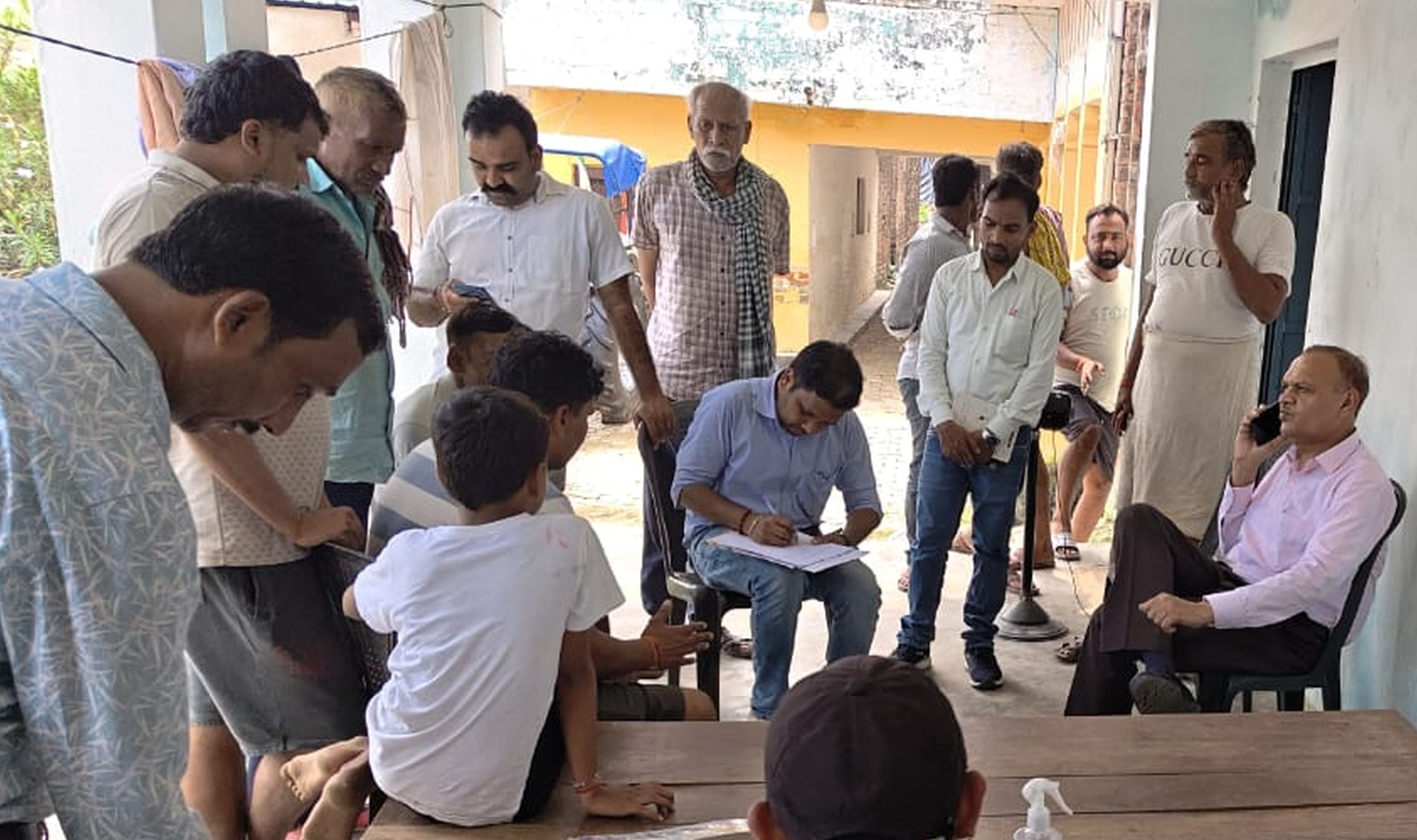 फोटो-24- रामनगर गांव में जांच करते सीएमओ। संवाद फोटो-24- रामनगर गांव में जांच करते सीएमओ। संवाद