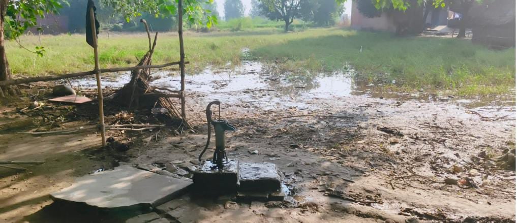 फोटो 31: बिलग्राम के घासीराम पुरवा में बाढ़ से टूटी झोपड़ी। संवाद