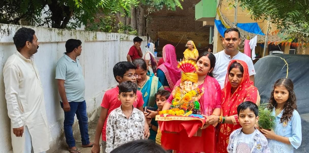फोटो -31- शहर के बरमूपुर नहर पुल पर गणेश प्रतिमा विसर्जित करते भक्त। संवाद फोटो -31- शहर के बरमूपुर नहर पुल पर गणेश प्रतिमा विसर्जित करते भक्त। संवाद