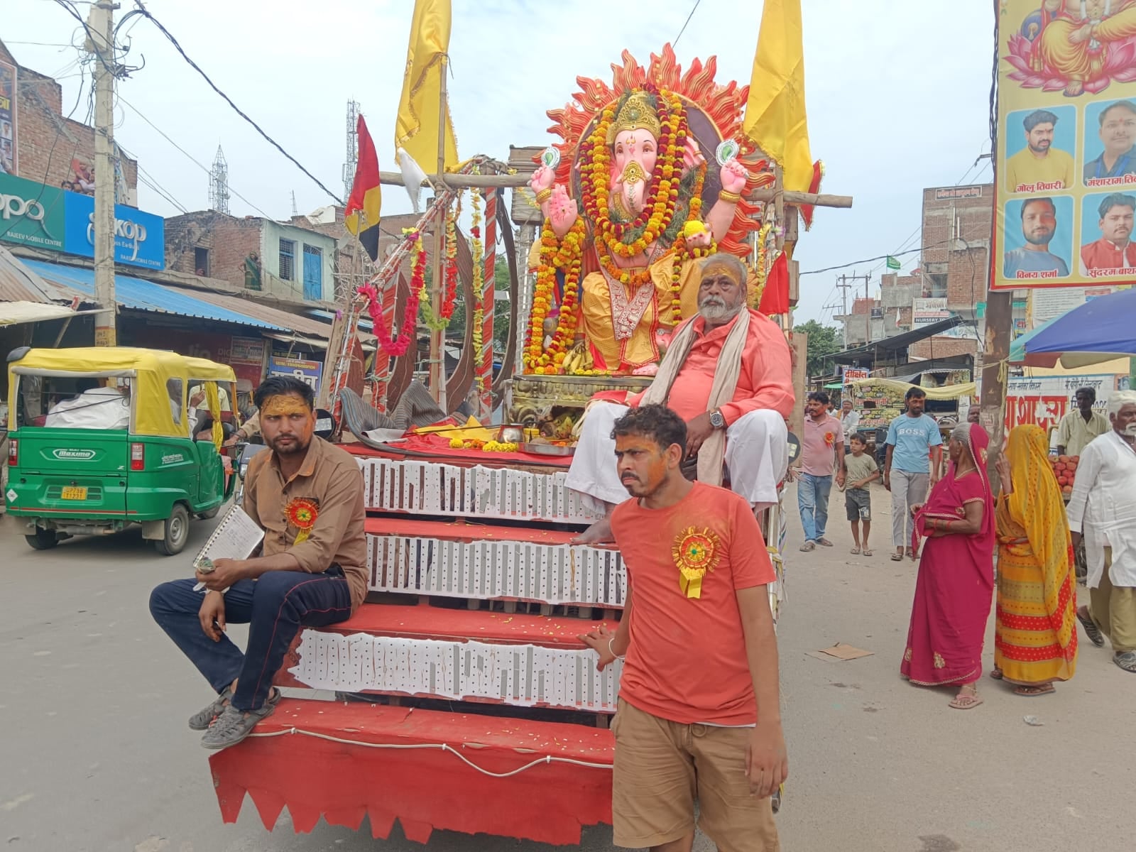 फोटो -31- शहर के बरमूपुर नहर पुल पर गणेश प्रतिमा विसर्जित करते भक्त। संवाद फोटो -31- शहर के बरमूपुर नहर पुल पर गणेश प्रतिमा विसर्जित करते भक्त। संवाद