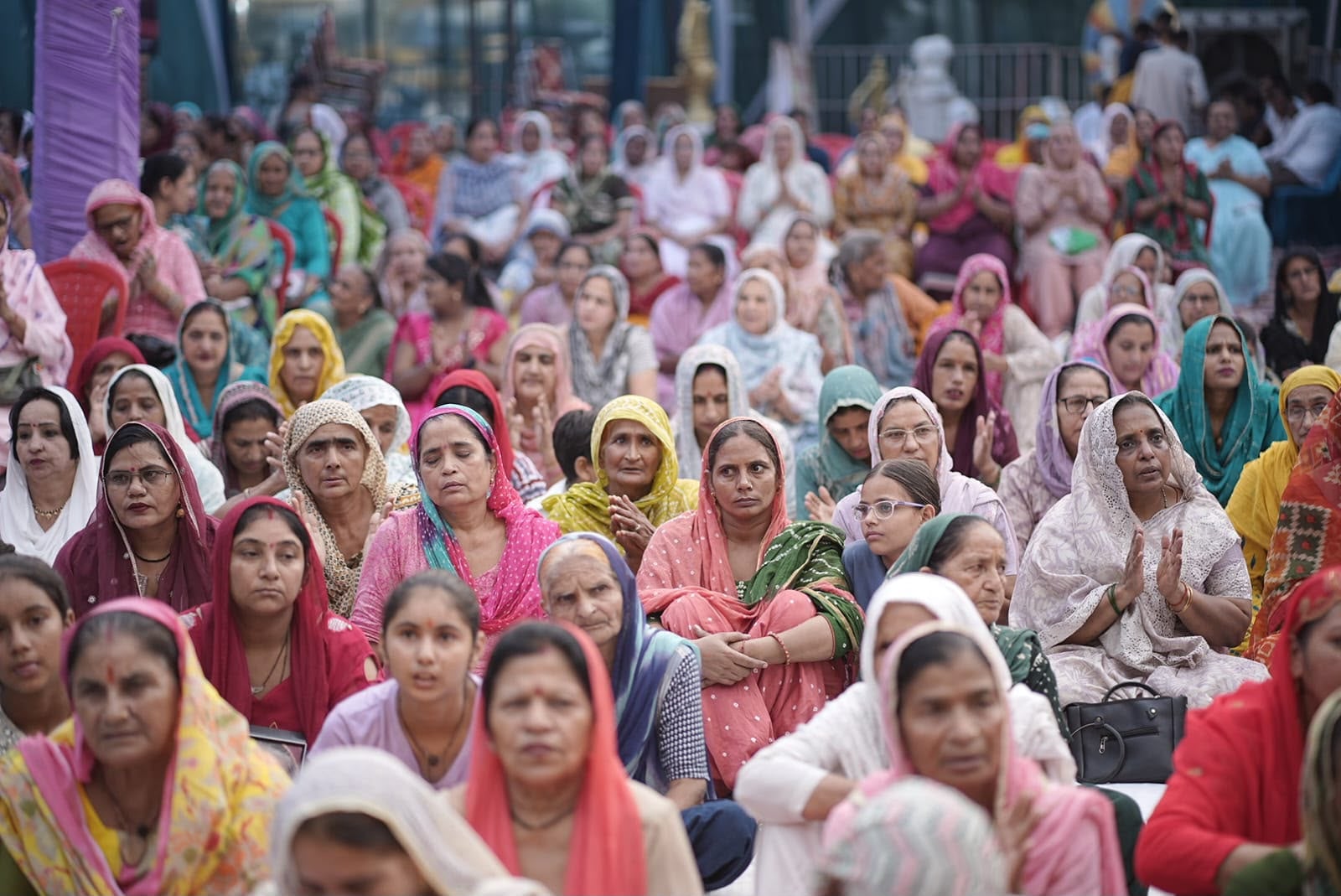 फोटो 8 नरवाना। कथा करते हुए कथावाचक आचार्य राजेंद्र। स्रोत आयोजक