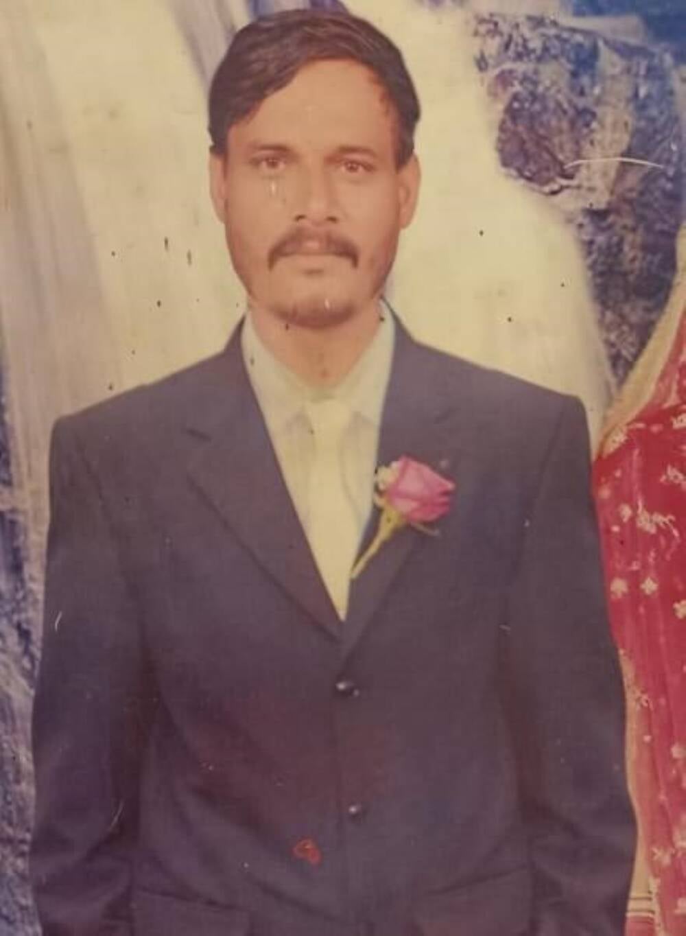 फोटो - भावड़ गांव में तालाब से शव को बाहर निकालते हुए युवक। स्रोत - ग्रामीण फोटो - भावड़ गांव में तालाब से शव को बाहर निकालते हुए युवक। स्रोत - ग्रामीण