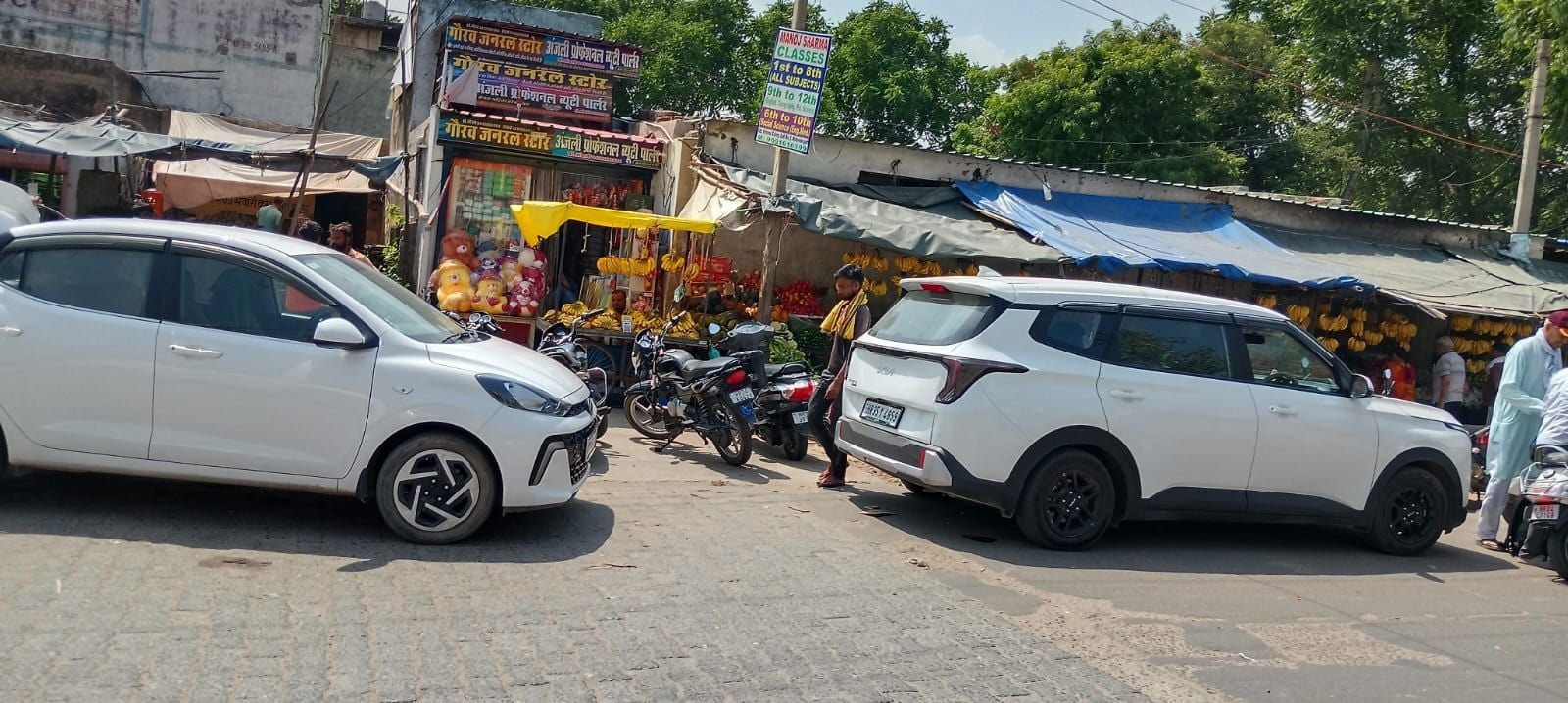 फोटो संख्या:53- डॉ. भीमराव आंबेडकर चौके के नजदीक अस्थाई पार्किंग में खड़े वाहन--संवाद फोटो संख्या:53- डॉ. भीमराव आंबेडकर चौके के नजदीक अस्थाई पार्किंग में खड़े वाहन--संवाद