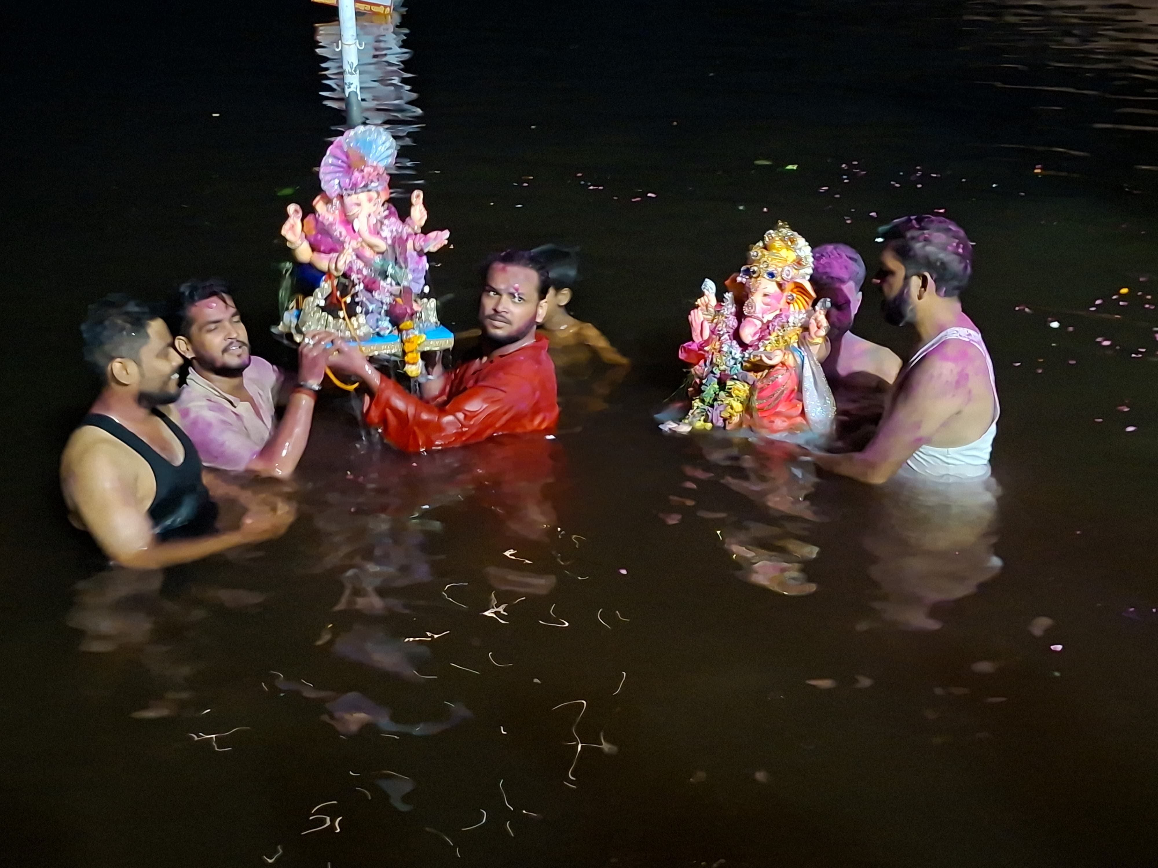 गोंडा के मनकापुर में निकाली गई प्रतिमा विसर्जन यात्रा।