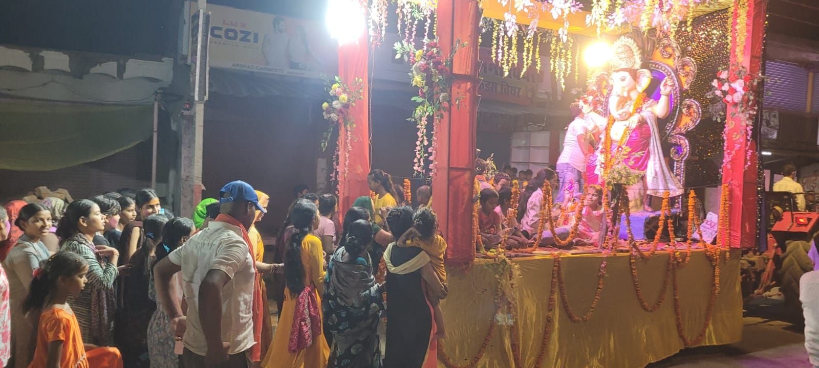 गोंडा के मनकापुर में निकाली गई प्रतिमा विसर्जन यात्रा।