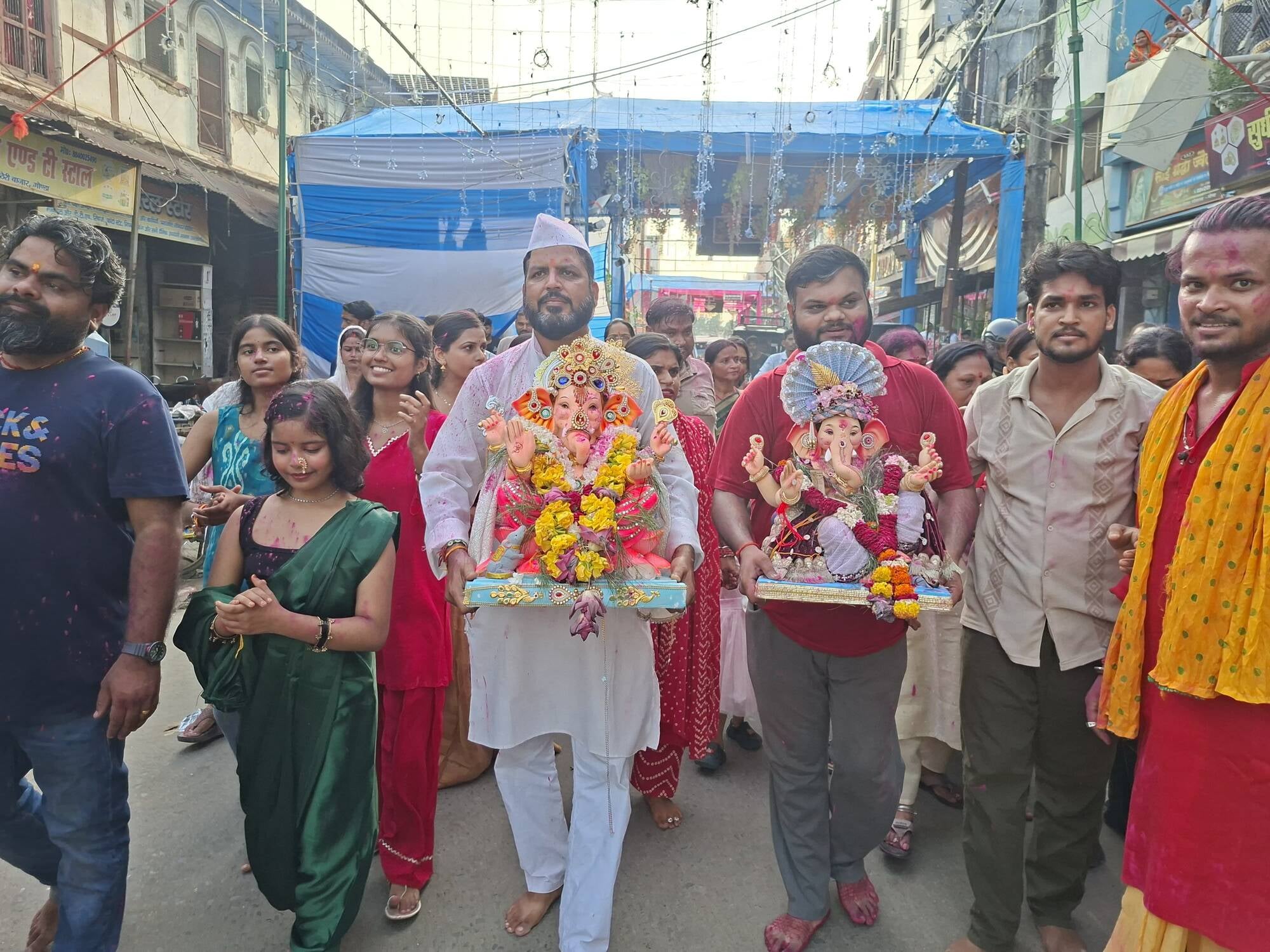 गोंडा के मनकापुर में निकाली गई प्रतिमा विसर्जन यात्रा।