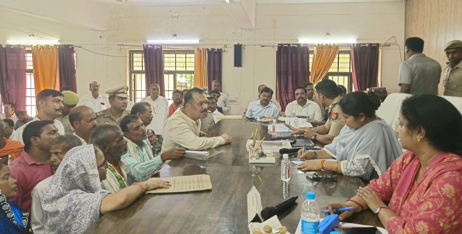 गोंडा के सदर तहसील में जनसमस्याओं की सुनवाई करते एसडीएम जितेंद्र गौतम, सीओ योगेंद्र सिंह व अन्य गोंडा के सदर तहसील में जनसमस्याओं की सुनवाई करते एसडीएम जितेंद्र गौतम, सीओ योगेंद्र सिंह व अन्य