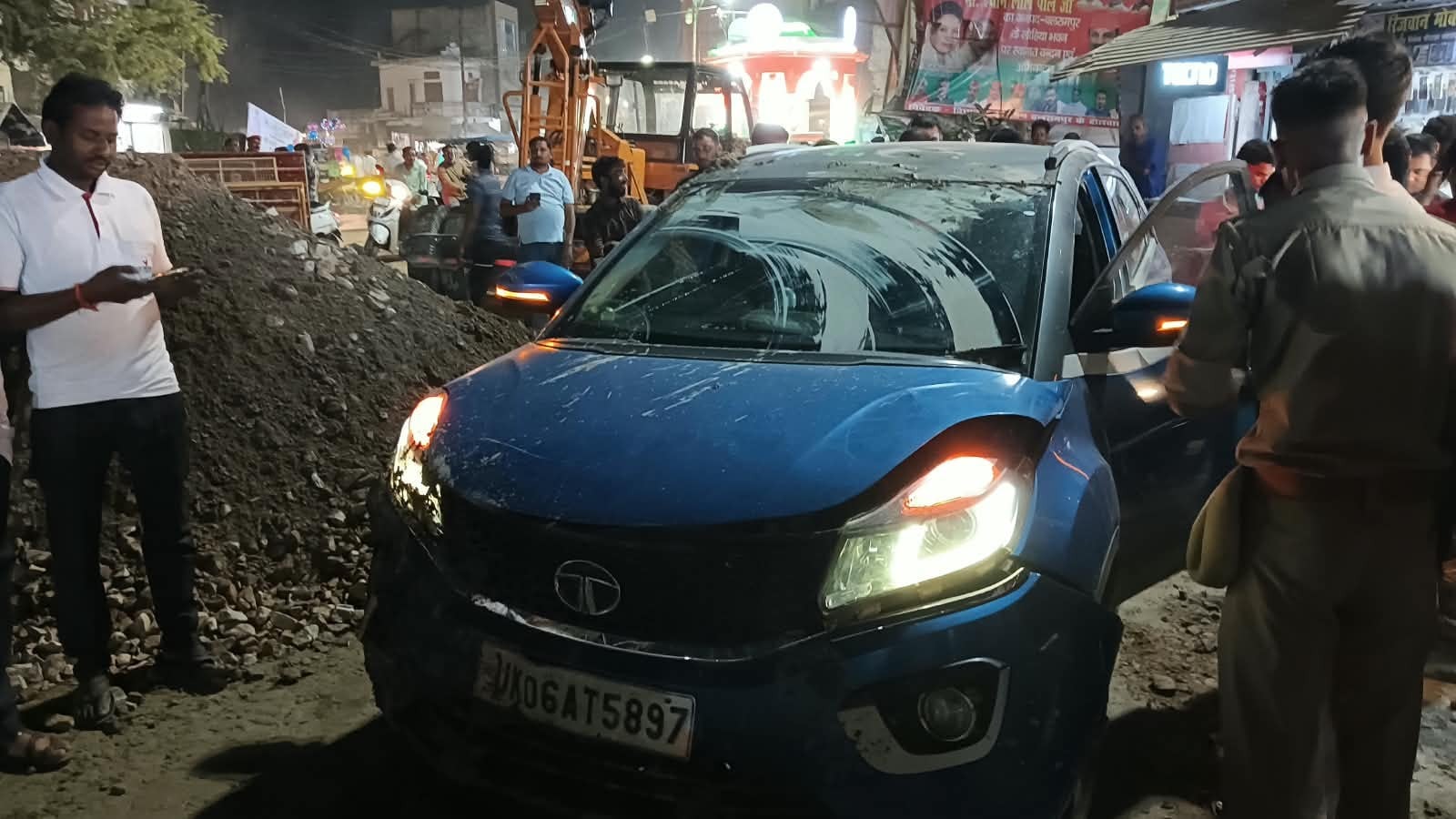 गड्ढे में एक कार जा घुसी