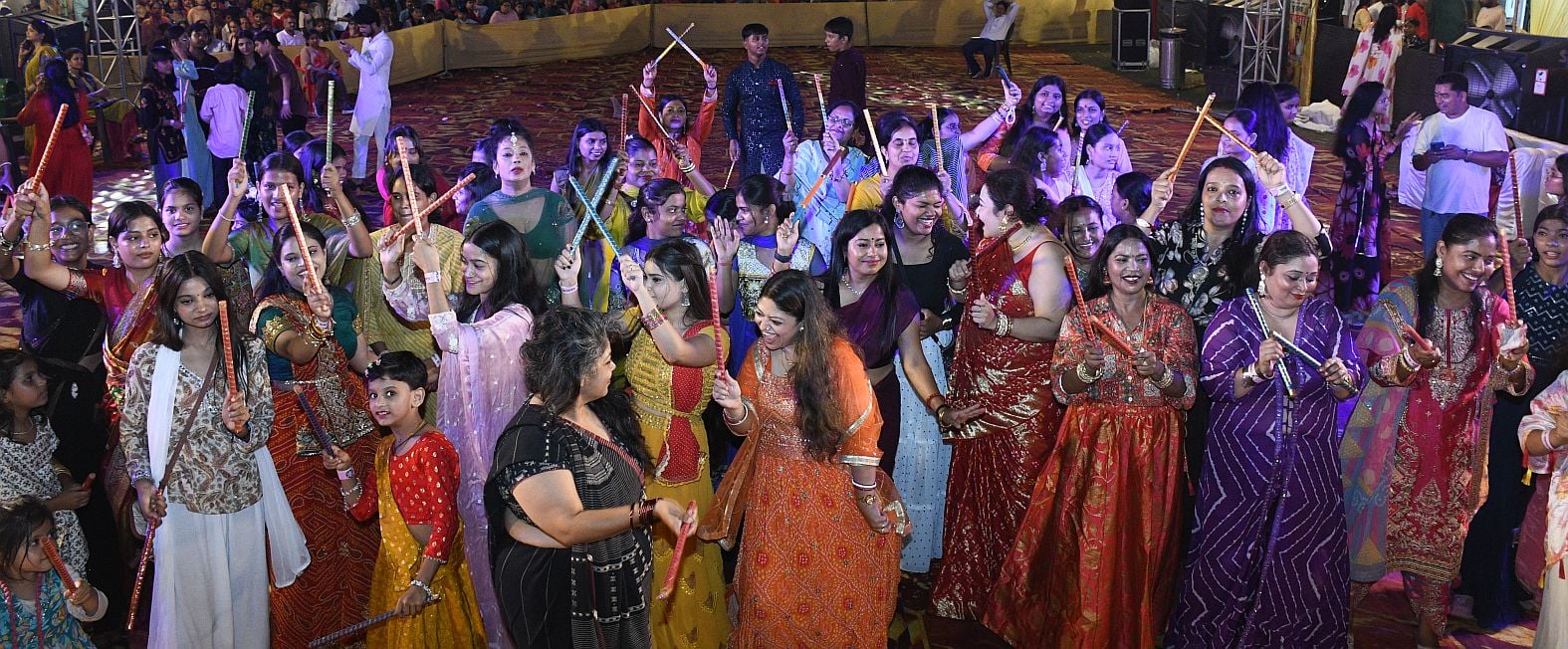 गणपति के दरबार में राधा-कृष्ण का रंग