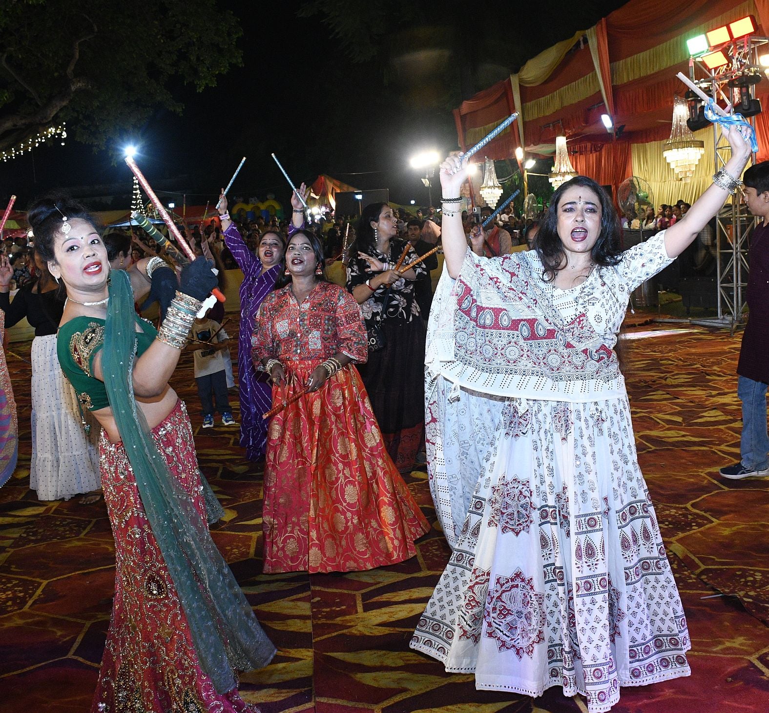 गणपति के दरबार में राधा-कृष्ण का रंग