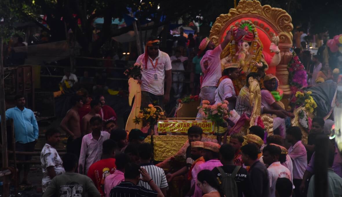 गणपति के दरबार में राधा-कृष्ण का रंग