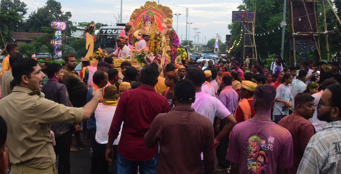 गणपति के दरबार में राधा-कृष्ण का रंग