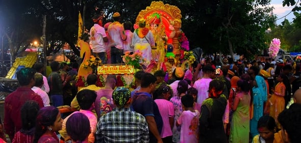 गणपति के दरबार में राधा-कृष्ण का रंग