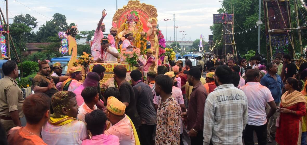 गणपति के दरबार में राधा-कृष्ण का रंग