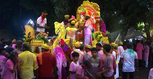 गणपति के दरबार में राधा-कृष्ण का रंग