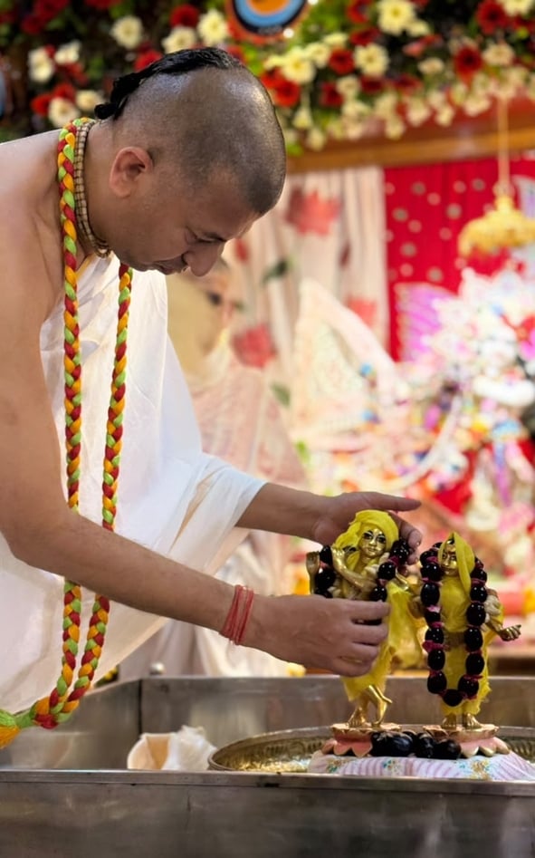 गणपति के दरबार में राधा-कृष्ण का रंग