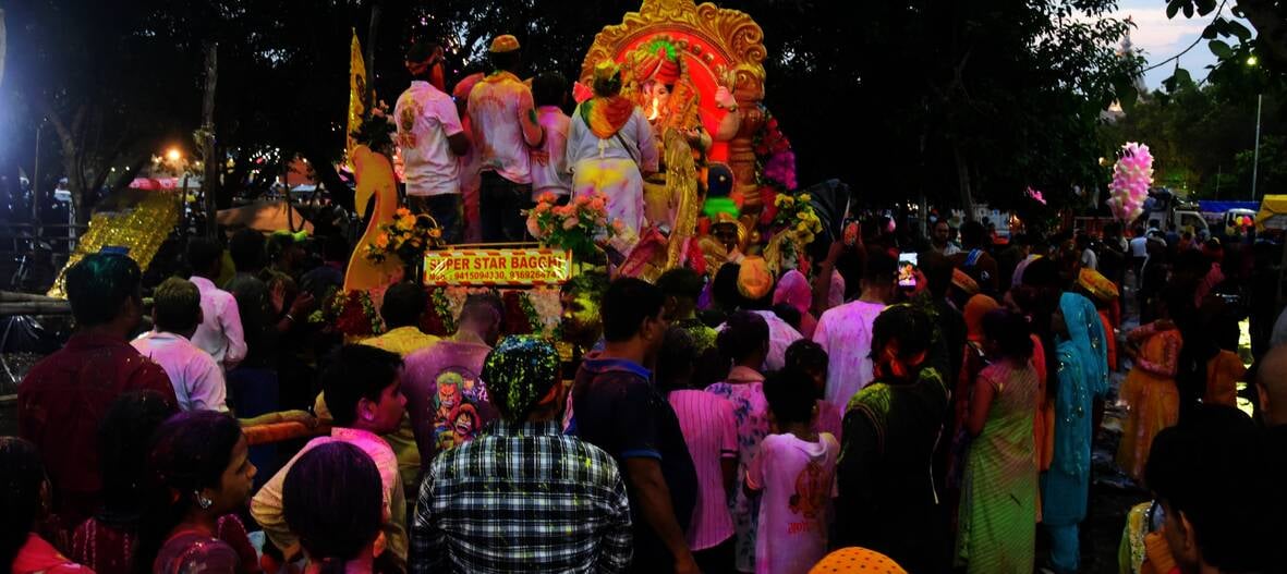 गणपति के दरबार में राधा-कृष्ण का रंग