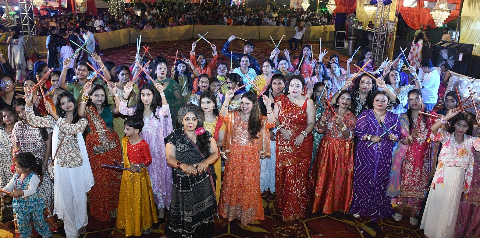गणपति के दरबार में राधा-कृष्ण का रंग