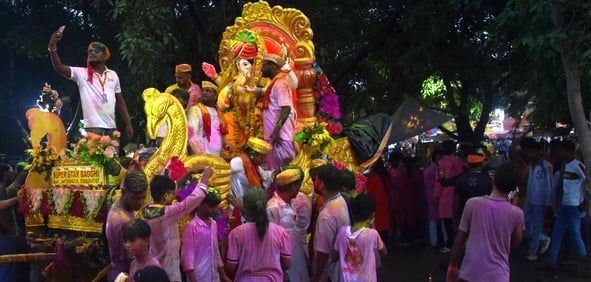 गणपति के दरबार में राधा-कृष्ण का रंग