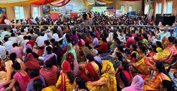 गणपति के दरबार में राधा-कृष्ण का रंग