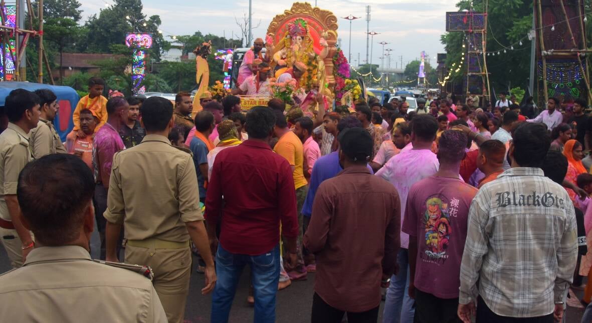 गणपति के दरबार में राधा-कृष्ण का रंग
