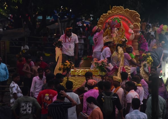 गणपति के दरबार में राधा-कृष्ण का रंग