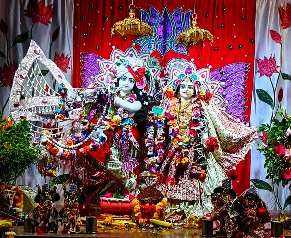 गणपति के दरबार में राधा-कृष्ण का रंग
